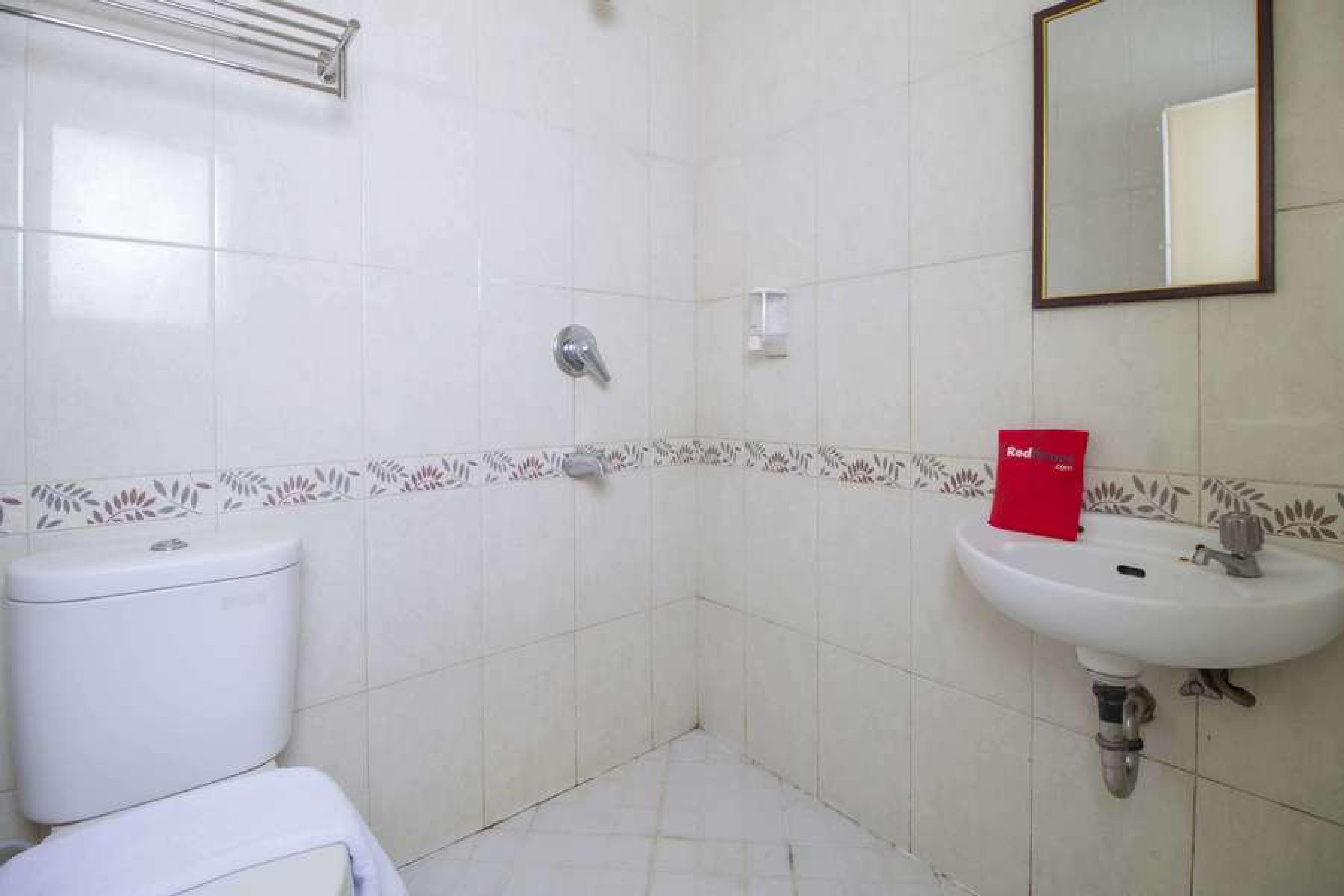 Hotel Reddoorz @ Pangeran Antasari 2 à Cilandak  Extérieur photo
