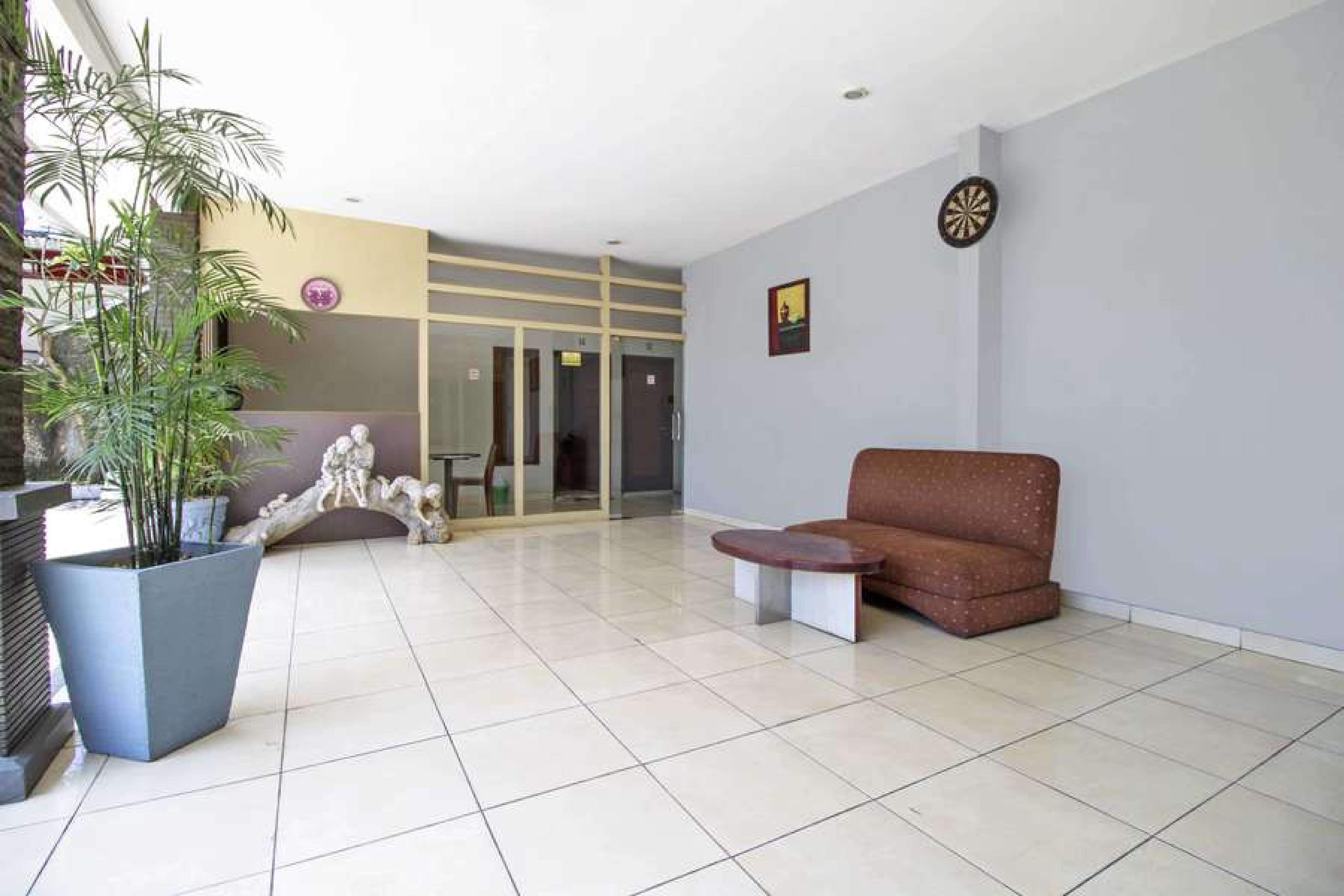 Hotel Reddoorz @ Pangeran Antasari 2 à Cilandak  Extérieur photo
